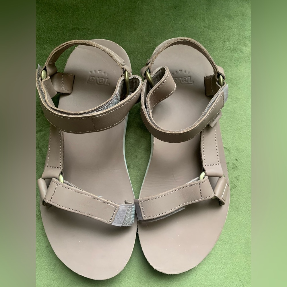NWOT Taupe Teva Sandals Size 8